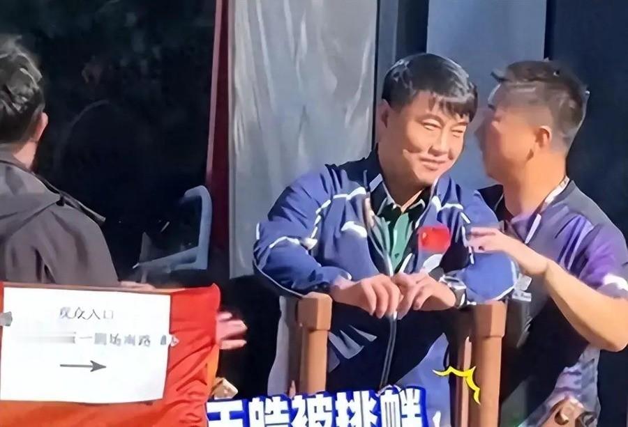 国乒男队主教练王皓，2026年10月6日下午在北京首钢园通道外被一百多人围着骂脏话。骂的不是他带队不行，是骂他排兵布阵偏心。他没吵，先录像，再报警。
这事得从9月24日说起。名古屋亚运会乒乓球男团决赛，国乒2比3输给日本，八连冠中断。王皓安排王楚钦打一单、温瑞博打二单、林诗栋守三单。林诗栋成了全队唯