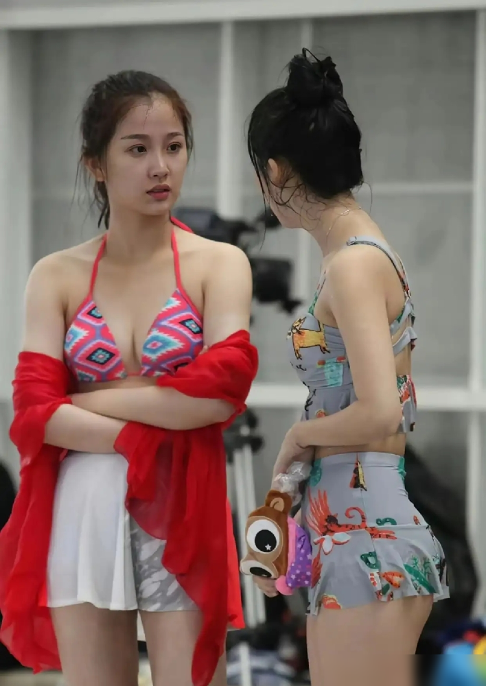 虞书欣刚出道那会儿的泳装照被翻出来了，脸上还挂着婴儿肥，素得跟邻桌同学似的。现在再看她，眼线飞起，唇色焊死，走红毯活脱脱一个精修模板。有人翻出她早期Vlog，不施粉黛，皮肤透亮，那股子沪上千金劲儿反倒更真。可当时骂声也没少，什么大饼脸、小眼睛，难听的话一箩筐。如今浓妆一挂，辨识度上来了，热搜也稳了，