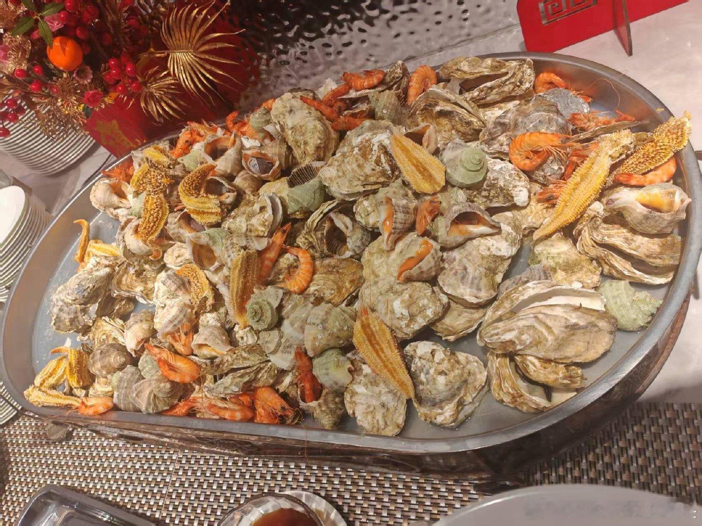 看见全程拿着大疆的领导我有了灵感
想探访全省各大政务食堂... ​