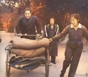 1959年周总理在从化休养时，与邓颖超一起帮员工推运毛毯，十余天假期里...