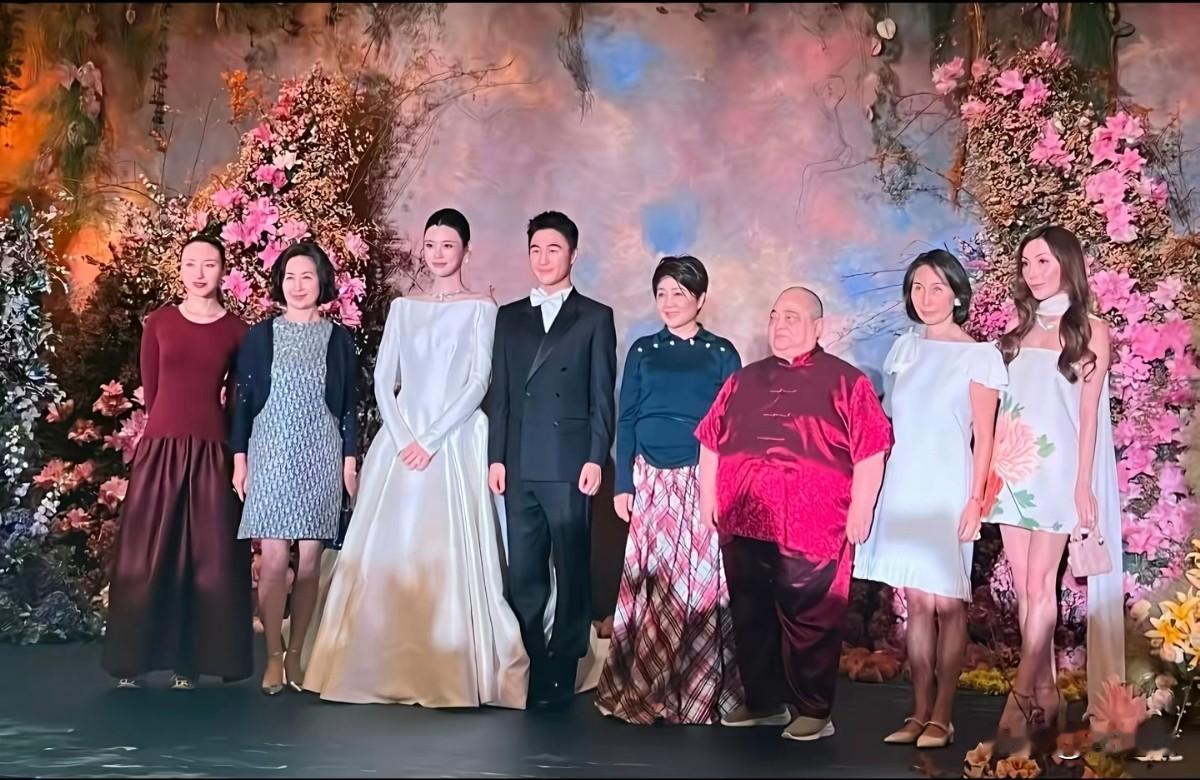 父亲不在了，亲情就有距离了，何猷君办答谢会，大房就来了一个何超雄，三房何超云做代表，二房有点势利就来了两个，超凤女儿跟何猷君玩的来也参加了，就好比树大了要分枝了，各家说各家事了。何猷君就爱高调，就是向键盘侠媒体宣布奚梦瑶是办了婚礼了，她在我家里事有地位的。