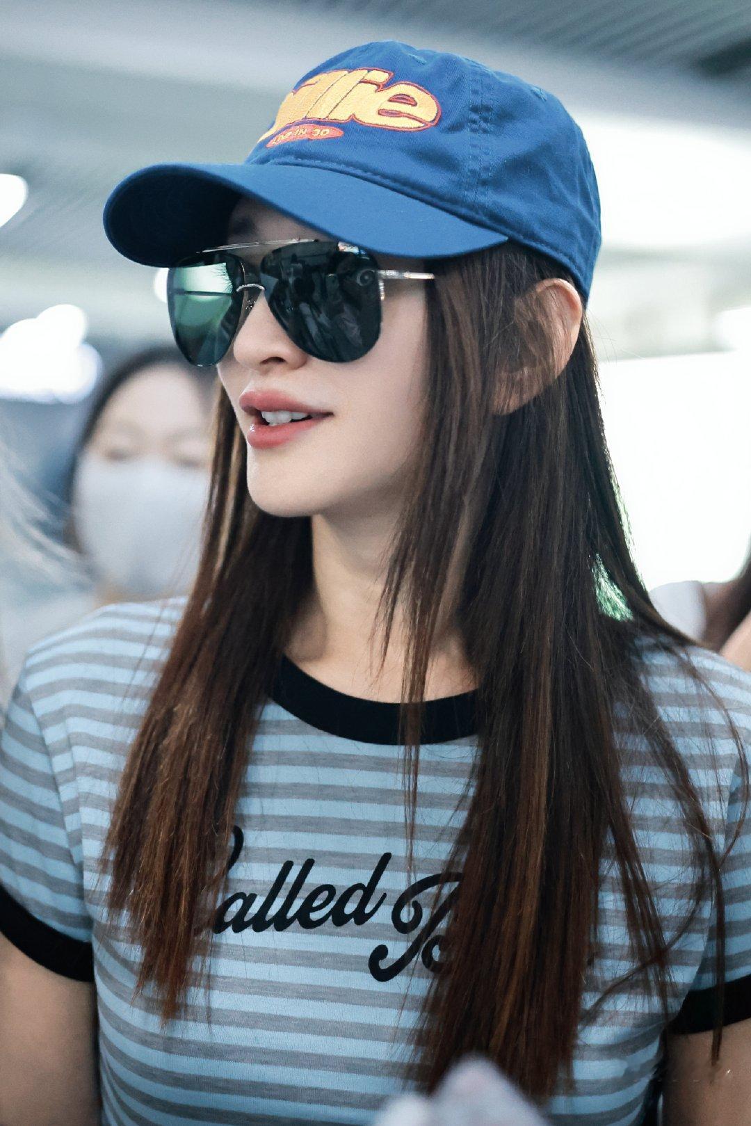 #李小冉[超话]# 

𝟎𝟖𝟐𝟕 𝐜𝐬𝐱到达🛬

看着你的笑我好像就足够

​