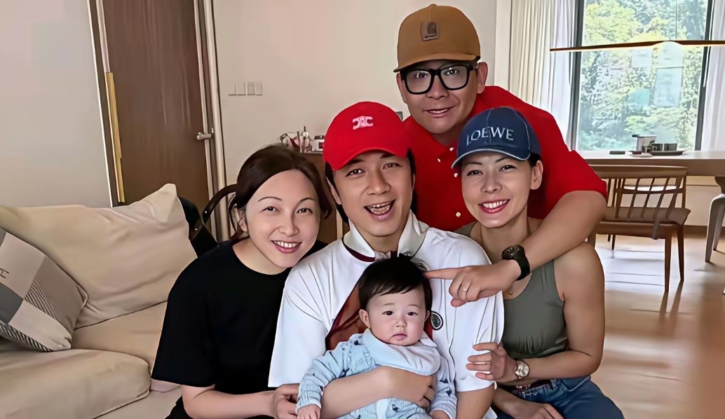 谁能想到荧幕里霸气的吴镇宇，私下这么温和！一群好友拍下这张合照。人生最珍贵的，就是多年不变的情谊。你最喜欢吴镇宇的哪一部作品？