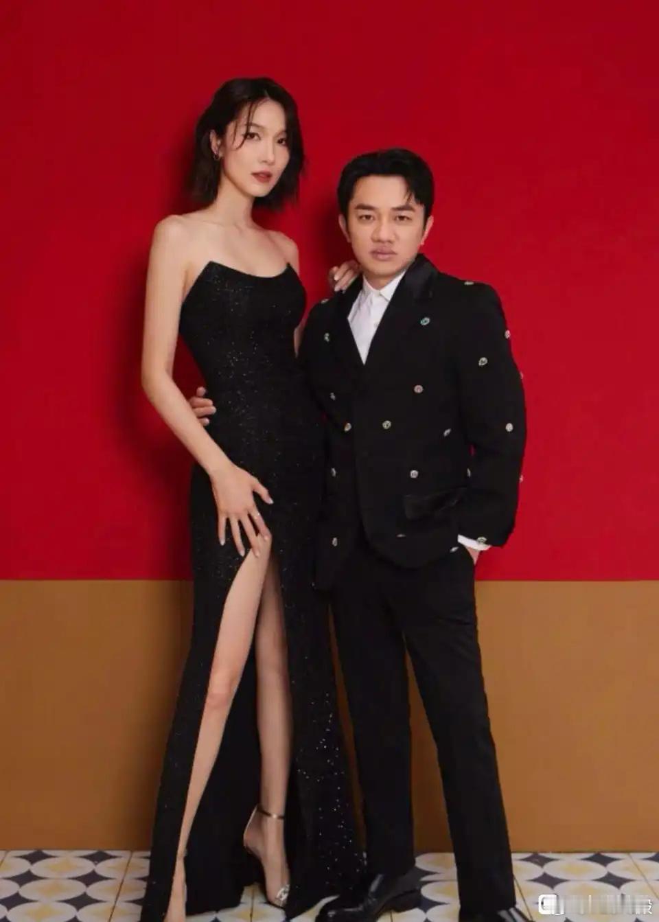 我不能理解这两个人
一个是包贝尔的老婆包文婧，一个是王祖蓝的老婆李亚男。
这两个女的有着相似的认知：有点自卑，爱自己的老公，都觉得自己能力不如老公。
两个女的都是美女啊，他们的老公长的，我说实话真的一般般，两位先生也都不高
李亚男175公分，选美冠军、华裔小姐，2005年与王祖蓝相识，9年后 ​