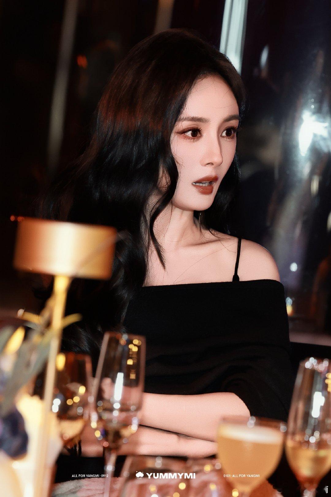 #杨幂[超话]##杨幂0912生日快乐# 
“世间纷扰 唯你纯净如初雪 喜欢你 不减分毫”
​