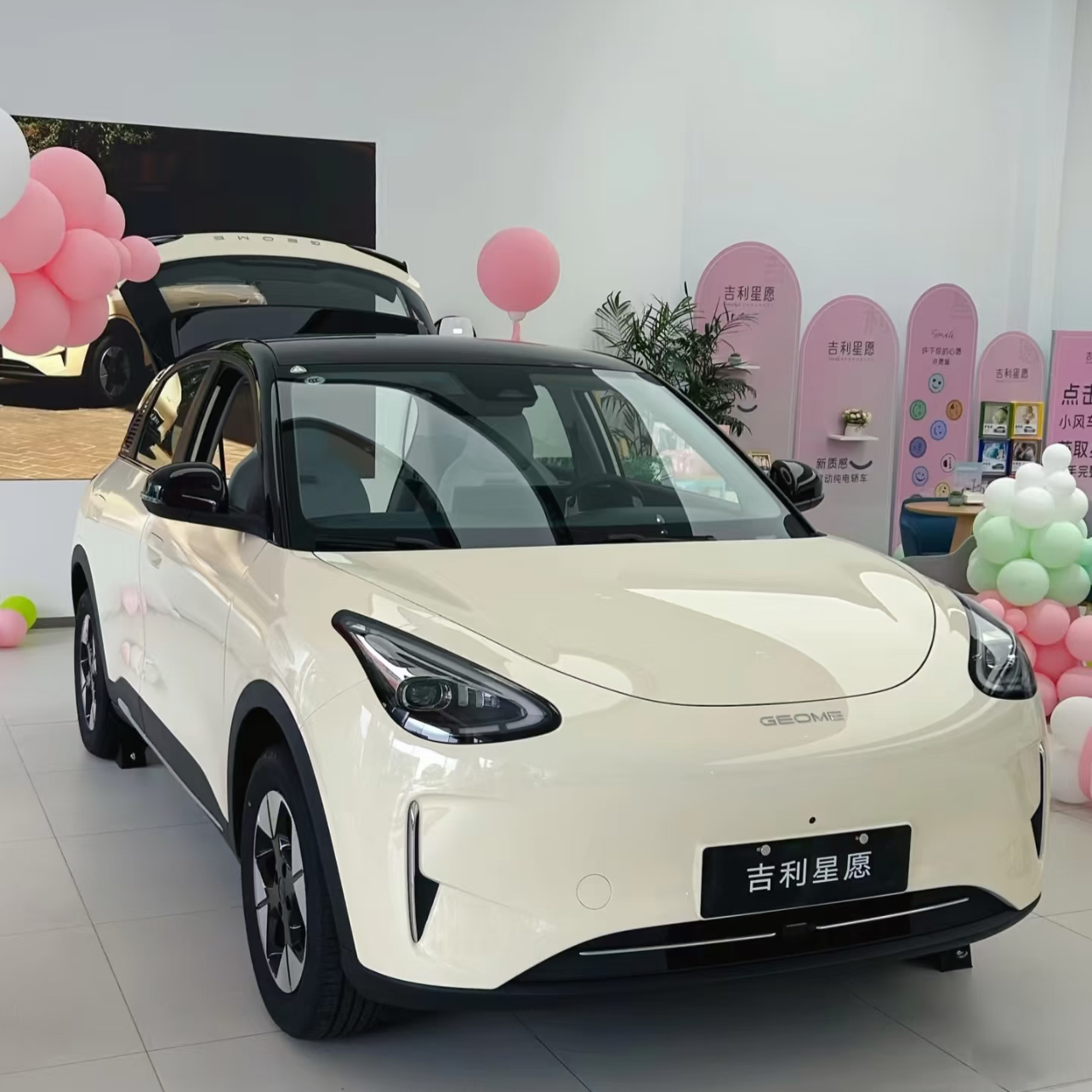 8月零售销量39651辆，全品类车型第一，把特斯拉和比亚迪都甩在身后。一台A0级纯电小车，凭什么？
 
第一，卡位卡得太准了。
 
7到9万这个价格带，消费者想要长续航、快充、智能座舱、大空间，之前没有一款车能同时满足。星愿就卡在这个真空带上，6.18万起步，比海豚