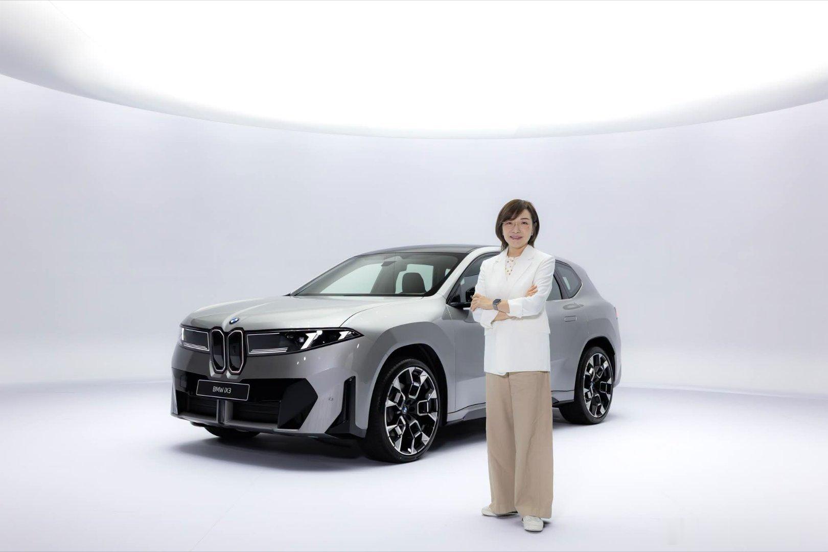 BMW特邀BMW Group Designworks上海工作室Vanessa總監，從設計師視角解構全新BMW iX3背後的前瞻設計思維。

「處於這個充滿變革的時代，BMW能一成不變地繼續造一樣的車嗎？」設計總監Vanessa堅定地回應，面對世代技術更迭，她認為品牌沒有停在原地的理由：「我們必須創新、必須改變、必須引領全新科技， ​