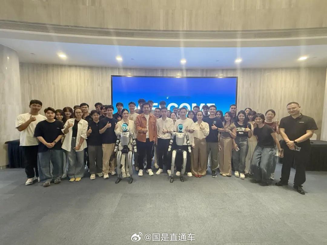 【#雷军与宇树机器人过招#】据界面新闻报道，9月14日，小米集团创始人、董事长兼CEO到访宇树科技，在宇树科技创始人王兴兴的陪同下，实地探访并观看人形机器人表演。

其间一台机器人主动走近小米澎程N90展车“看车”，并挥手打招呼。

现场视频显示，雷军与人形机器人“过招”，雷军用右脚猛踹 ​