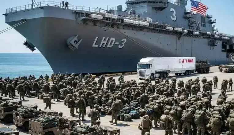 饿狼下山，美国大兵涌入芭堤雅。9月2日，美国“林肯”号航母结束长达9个月的远洋任务，官兵踏上泰国芭堤雅的陆地。连续漂泊近280天，漫长单调的海上执勤压得水兵身心俱疲，目光聚焦到军舰本身，眼前景象令人意外。

这艘10万吨级的核动力航母靠港的时候，全世界都看傻了。船体上大片大片的锈迹，从水线附近一直蔓