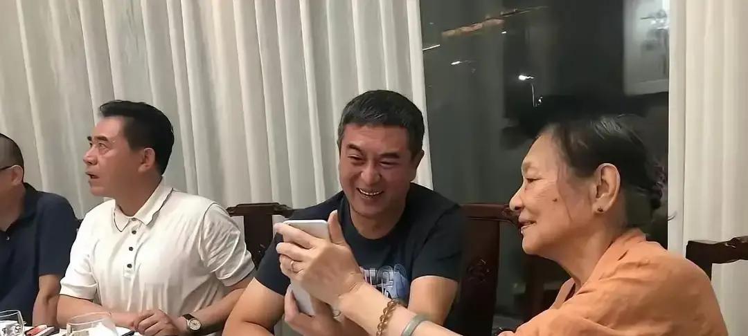 张嘉益和陈宝国坐一块吃顿便饭，居然因为桌上那盒烟让不少人议论半天。
有人拿着放大镜数烟盒上的标，算着这顶普通打工人几天工资；可真要看现场那个状态，这俩人哪有一点大腕的架子？
张嘉益喝得面色泛红，话匣子彻底打开，拉着对方不停念叨；对面的陈宝国头发打理得利落，坐得笔挺，端着杯子安安静静听着，偶尔插两