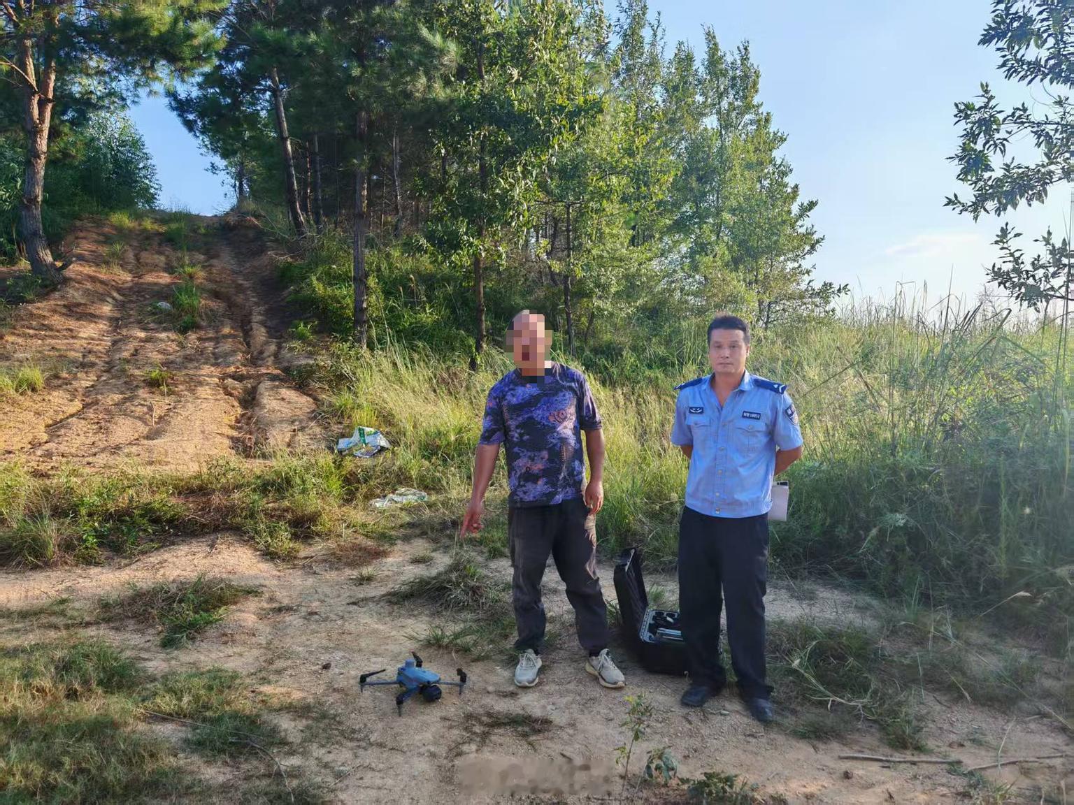 【湖南一地查处无人机黑飞行为 心存侥幸管制空域未报备飞超120米被罚款】为严格规范辖区无人机飞行秩序，严厉整治无人机违规飞行乱象，筑牢低空安全防线，近日，新田县公安局金盆派出所依法查处一起无人机违规“黑飞”违法行为，有效震慑各类低空飞行违规行为。
经查，违法行为人曾某为寻找山间蜂蛹， ​