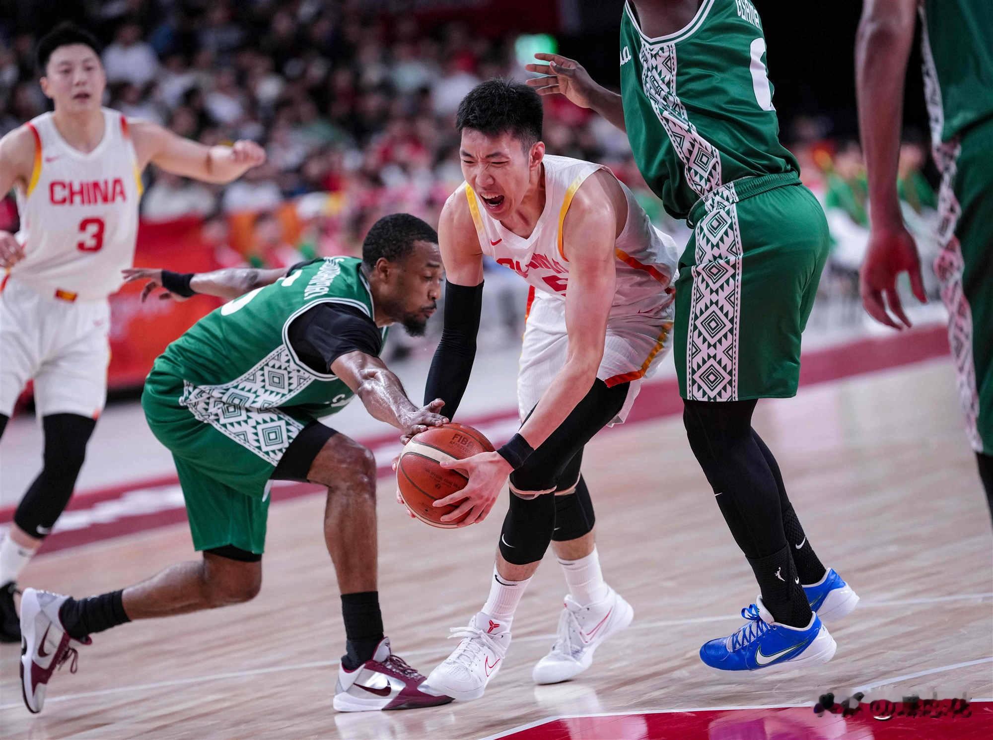 中国男篮87-78险胜沙特，晋级亚运会四强，有5个没想到

1、没想到赢沙特都赢得这么艰难，还差点输球。赛前中国队小组赛三战全胜、净胜128分，位居C组小组第一，而沙特仅1胜2负，排名小组A组小组第三，中国队上半场领先9分后，第三节单节仅得14分，被沙特打出一波11-0的攻击波，三节结束反而62-6