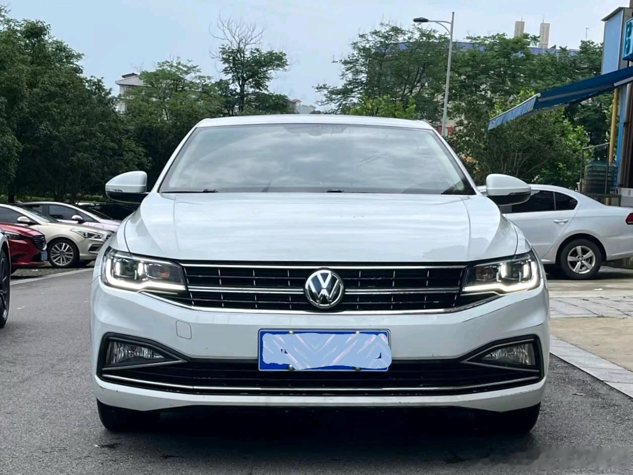 #降温用车体验##我的秋季用车小技巧# 
入秋之后气温一路走低，作为宝来车主，这段时间也攒下不少降温用车的真实心得，和大家分享一下。
早晚温差大，最头疼的就是车窗起雾。刚上车车内湿气重，挡风玻璃很快白茫茫一片。我的办法是打开空调除雾模式，风量调到合适档位，不用等很久就能快速清雾，行车视 ​