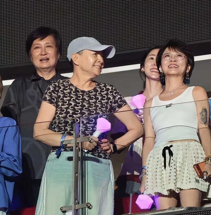 那英北京开演唱会，宋丹丹在贵宾区挥动着荧光棒开心的像个孩子，宋丹丹和那英是多年的好友，同时身旁的好友也都是大家熟知的，左侧穿黑衣的是丁芯、知名制片人，是导演赵宝刚的老婆，右侧梁静导演管虎的老婆，后面这位不就是张碧晨吗，中国好声音，第三季总冠军，那英的学生。