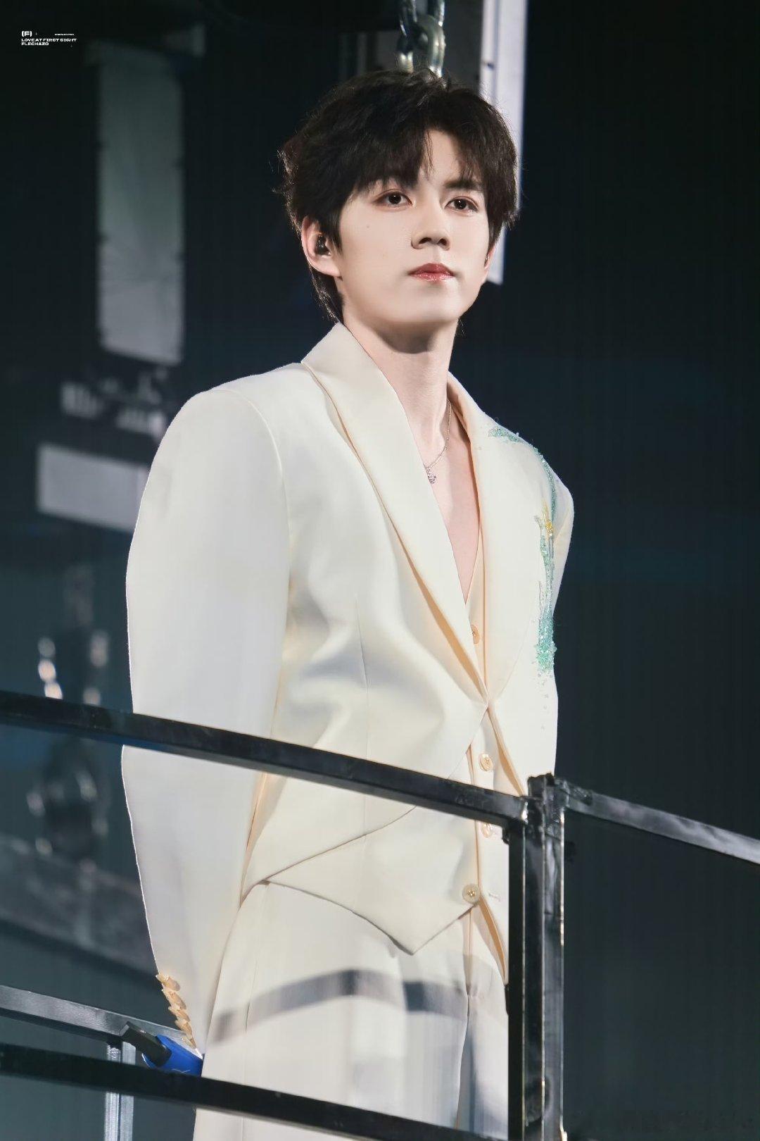 #赵一博[超话]#🌊#青年演员赵一博# 🌊#定格赵一博的live时刻# 

你不必光芒万丈，但可以温暖有光，用自己的方式，照亮身边的每一个角落。

​