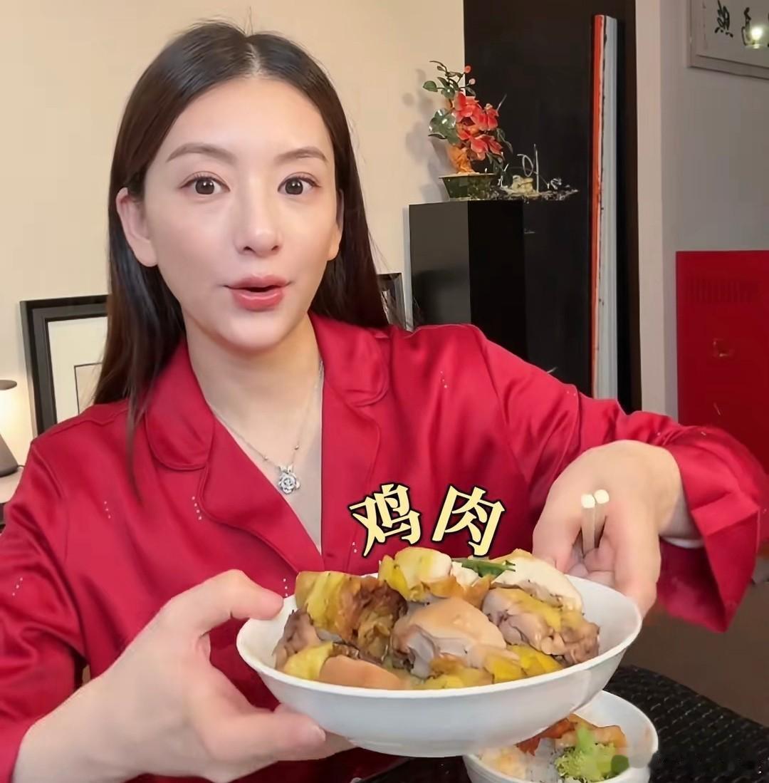 方媛在社交平台晒出娘家爸爸亲手做的六菜一汤，一桌地道安徽菜，郭富城一家吃得津津有味。老丈人这满满的价值感，真是藏都藏不住！