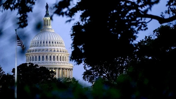 🇺🇸美国国会通过《2026年林赛·格雷厄姆制裁俄罗斯和伊朗法案》
当地时间2026‑09‑16，美国众议院以262票赞成、159票反对表决通过该法案；该法案8月已经参议院以86:12高票通过，现已送交总统特朗普等待签署生效。
法案以已故参议员林赛·格雷厄姆命名，他生前强力推动这项立法。
法案核心条款
1. 针对俄罗斯
• 制裁俄政府高官、国有金融机构、能源、军工实体，打击俄罗斯能源“影子船队”；
• 禁止美国企业对俄投资、购买俄罗斯主权债券；
• 关键授权：总统有权对大量采购俄石油天然气的国家，对其输美商品征收最高100%关税；设置豁免条件，允许总统酌情给予豁免。
• 对俄罗斯进口商品最高可征收500%关税。
2. 针对伊朗
• 延长对伊朗制裁有效期至2031年；扩大对伊朗武器、能源产业链资金来源的制裁权限。
