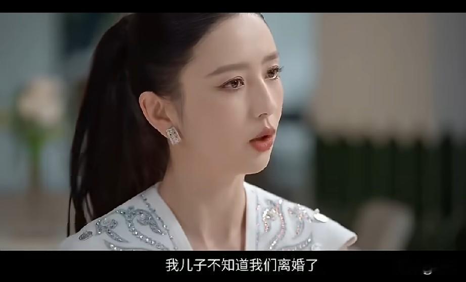 一直都以为佟丽娅和陈思成是离婚夫妻当中做的最好的，每次陈思成电影发布会，儿子朵朵都会去捧场发言，谁能想到儿子居然不知道父母已经离婚，这次佟丽娅在鲁豫的节目采访中公开谈道：“儿子到现在也不知道，我和他爸爸已经离婚了”，不知道屏幕面前的朵朵是否有一种被父母欺骗的感觉，目前朵朵已经不和小酒窝在一个学校了，