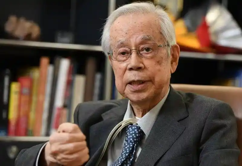 福田康夫54岁才第一次当选议员，2000年开始，
