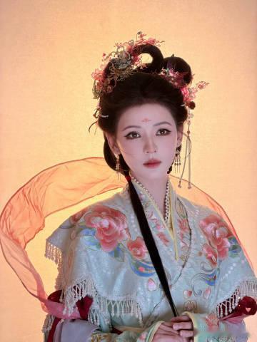 #张予曦七夕晚会仙女下凡了##谁给张予曦递古偶的本子# 这么好看的一张脸，不拍古偶，太可惜了呀，看到张予曦七夕晚会仙女下凡了，完全就是仙气飘飘 ​