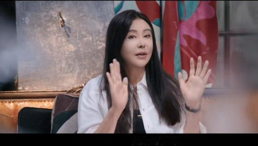王祖贤老了？！其实她终究活成了自己的样子……
很多人看到王祖贤近期重回公众视线，脱口而出的第一句往往是感慨甚至叹息：“她老了”、“模样变了”、“终究不再是当年的聂小倩了”。
这样的感慨，其实一点也不让人意外。在华语影坛的造梦史上，1987年的聂小倩是徐克用柔光、干冰和风筒吹出来的旷世绝色，也是几代人