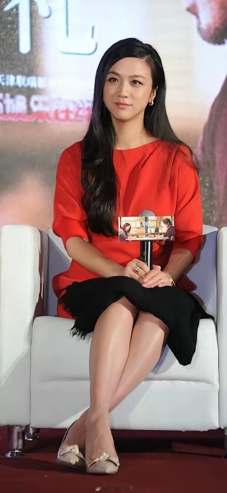 章子怡去试镜，李安只回了一句，你眼神太硬，杀不了人。
​舒淇倒是能演，临开机自己跑了，说白了，不想再脱。
​最后定了汤唯，当时查无此人，李安就图她身上那股没被生活盘过的劲儿。
​练了八个月，一天不休，就为演一个女大学生变成特工。
​拍到最后那场戏，一颗毒药丸拿在手里，吃还是不吃，整整 ​