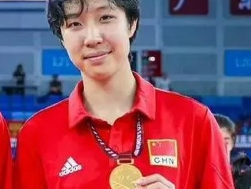 七天连轴转，小身板真扛得住？2026年亚运会女排比赛9月16号开打，中国女排12人名单压哨敲定，主攻线大换血，李晨瑄没去，换成北京小将董禹含。球迷炸锅了，这阵容也太年轻了吧。

主攻线清一色新人，吴梦洁、庄宇珊、唐欣加董禹含，四个小姑娘冲劲足，能跑能跳。教练组摆明了要拿速度拼对手，不跟你玩老一套磨磨