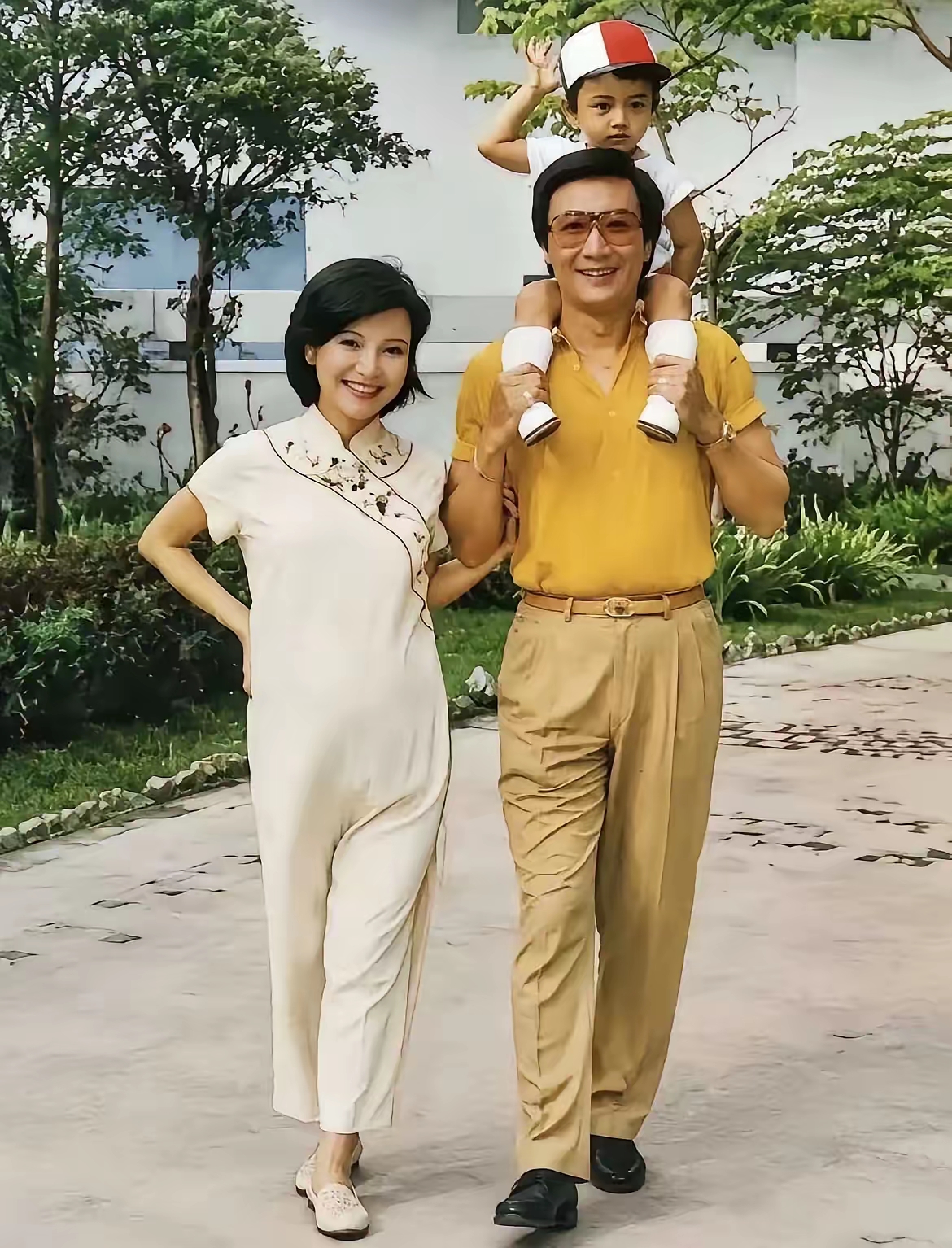 这张照片谢家三口，谢贤意气风发，狄波拉温婉漂亮，小谢霆锋俏皮可爱。一晃几十年过去，一代人的青春记忆，都藏在这张相片里。
 
老照片自带独有的氛围感，定格下那个年代最鲜活的模样，照片里的三人，彼时还是完整的一家人。谢贤在港圈闯荡多年，早年风光无限，身上自带老牌艺人的气场，狄波拉选美出身，容貌气质出众，