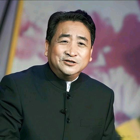 《回到1983年第一届春晚现场：部级领导审查后震惊发问，怎么能让姜昆主持，这样的质疑背后究竟隐藏着什么》谁也没想到，这么一句顺嘴话，居然成了后来几十年中国人过年的固定仪式。 ​