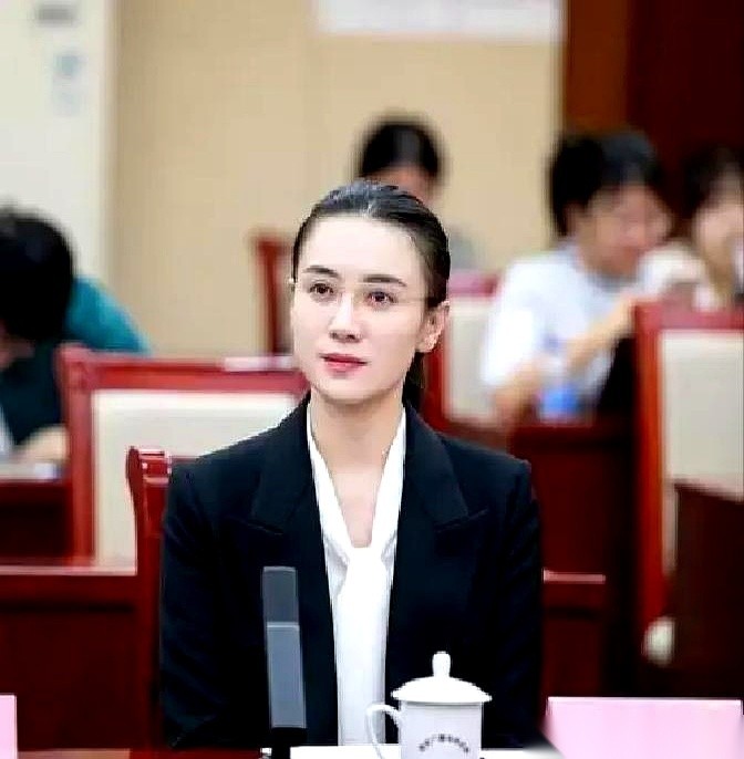 政协会议上，张译通过微信给宋佳发了一个去年负责交通提案的联络人电话。
宋佳手里攥着的其实是一份影视取景提案，她去找文旅厅的同志聊具体政策，对方却一直在跟她绕弯子。
老画家李委员提的那个黑龙江边境线老村落民歌的事，目前连详细资料还没递过来，宋佳只能先在提案本的空白处画个圈。
咱们平时看新闻里演员去开会