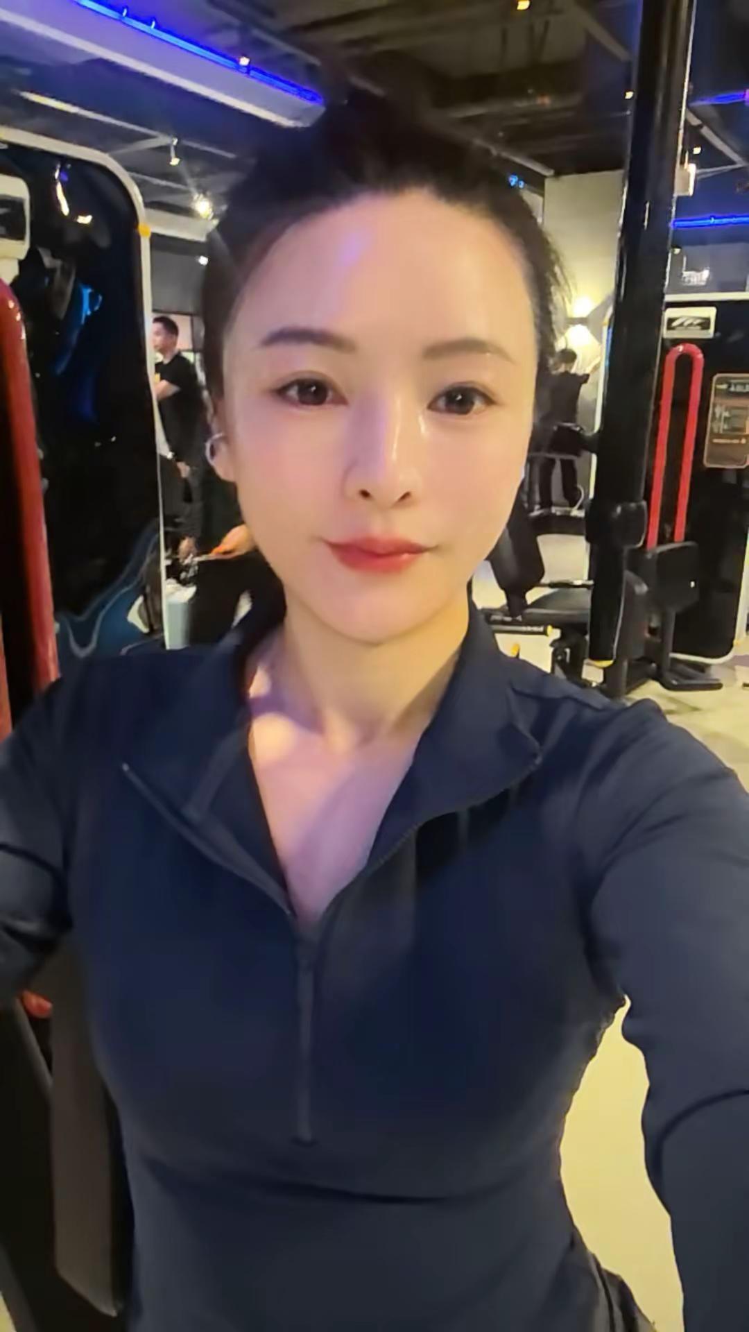 <p>自律的顶端就是享受孤独 健身房日常 爱健身的小姐姐 開心過好每一...