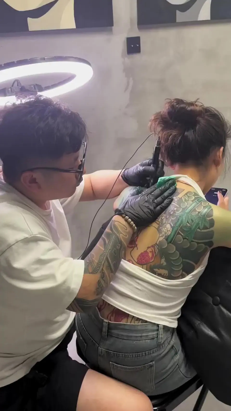 小姐姐真霸气 满背纹身上色
 太好看了 不知以后会怎样