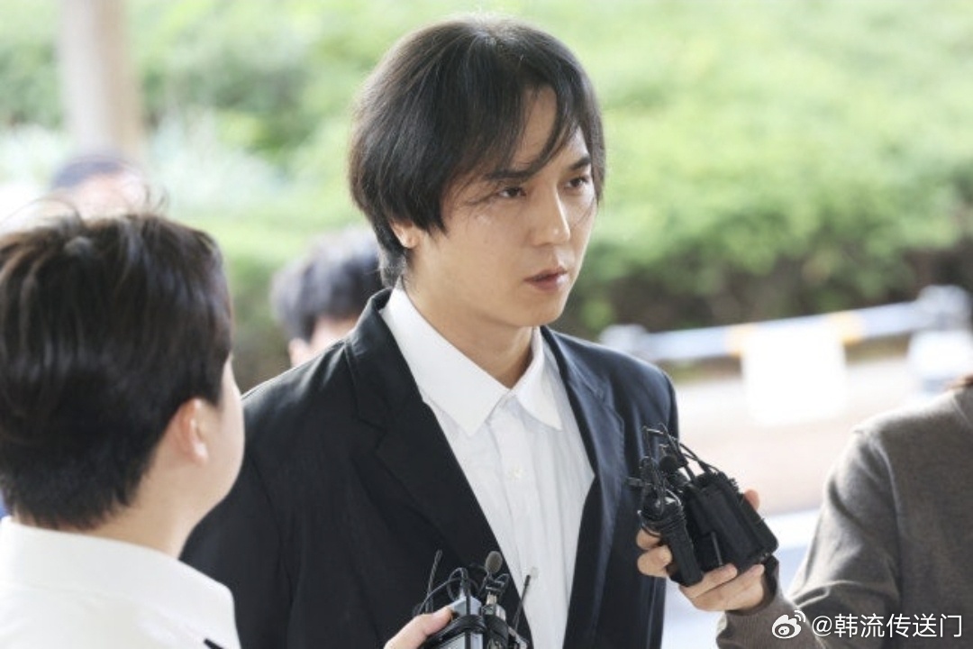 #宋旻浩获刑1年缓刑2年#【 Star News Korea 】WINNER成员宋旻浩兵役案一审结果于2026年10 月1日公布：首尔西部地方法院判处其有期徒刑 1 年、缓刑 2 年。该结果较检方此前 1 年 6 个月的求刑略轻，话题随即登上微博热搜。

事件脉络•服役期：2023 年 3 月至 2024 年 12 月，宋旻浩以"社会服务要员"身 ​