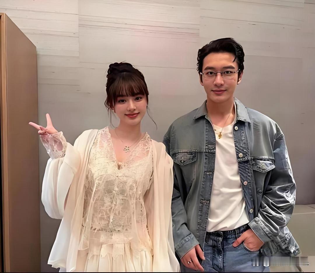 郭富城和方媛差了22岁，我还能接受；吴奇隆和刘诗诗差17岁，我也勉强能忍。

可最让我破防的，是黄晓明和胡冉儿居然也差了22岁！

黄晓明今年48，胡冉儿才26，他几乎比小女友大了一轮。

看到胡冉儿的照片时，我着实愣了一下--那双大眼睛、那张精致的瓜子脸，活脱脱就是黄晓明前妻杨颖的翻版！合着是" ​