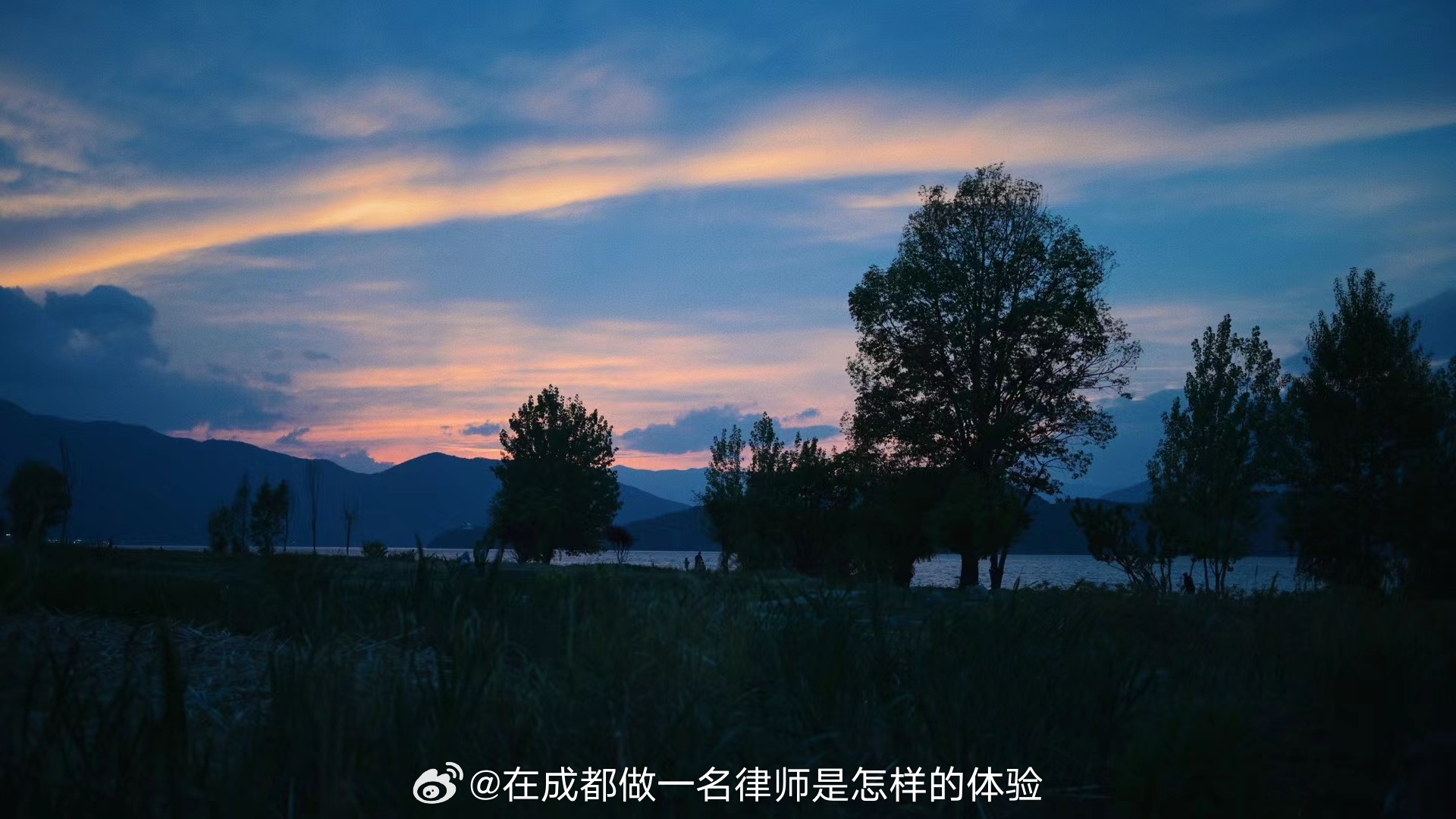 大学同学结婚，邀请我们参加婚礼，可惜我在同学婚礼的前一天有两个庭，还不知道怎么调整时间赶去参加他的婚礼。如果时间方便是一定要去的，长大的我们只能在生活的间隙中短暂相聚，而最好的我们一定会见证最好的你们。 ​​​