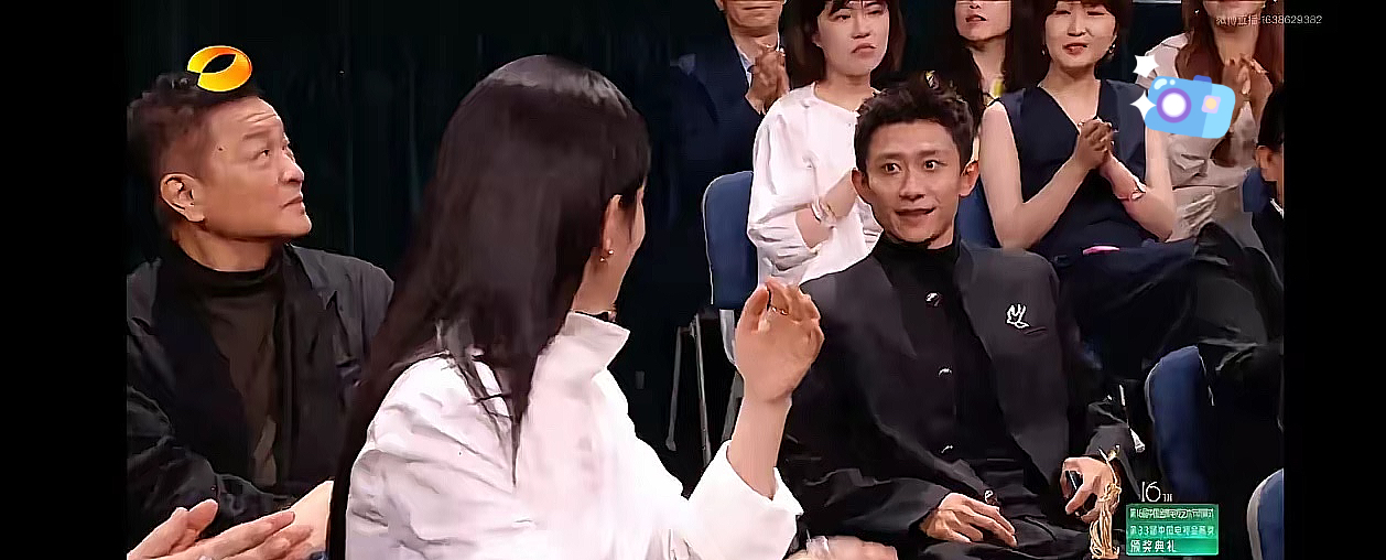9月29日，杨紫，张一山在金鹰颁奖礼现场热聊，张一山站起身，杨紫鼓掌的手就没有放下过，杨紫回头，张一山身体前倾，眼神认真的看向杨紫，那眼神带着几分宠溺！

是长沙第33届金鹰奖颁奖典礼的内场，两人座位刚好挨在一处，张一山就坐在杨紫身后一排。红毯采访时他还笑着说还没见着杨紫，结果一落座，俩人脑袋凑到一