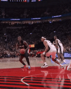 文班亚马的身高臂展到底有多夸张？文班亚马：你跳得再高有什么用？有我站着...