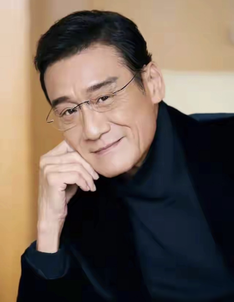 梁家辉说在香港，最受尊重的是老师、医生和搞科技的，明星走路上没人围观，更没保镖开道，因为演员就是份工作。
周润发常年坐地铁、爬山路、蹲菜市场吃面，一个人都不带。刘青云除夕自己去买菜，被电视台当成普通市民，新闻直接打市民刘先生。
反过来，有些内娱明星出门十几个保镖，推搡路人，商场活动把同电梯的人赶