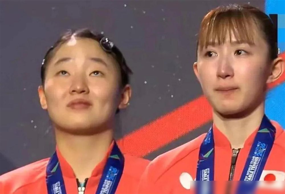 1-3，输了。王艺迪带着15岁的姜依依，没冲垮张本美和跟早田希娜。9-11、6-11，前两局直接被摁住，第三局11-7抢回一口气，第四局还是7-11交出去了。
昨天这俩姑娘刚3-0横扫罗马尼亚组合，今天就被头号种子打回原形。王艺迪赛后说自己是“没排名的冲击者”，还夸姜依依有力量、能带动她。15岁的