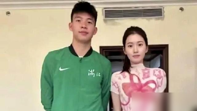 王钰栋他姐的照片一出来，评论区直接炸了，全在喊“大舅哥”。
但你们扒拉人家家属干啥？这兄弟刚在亚运会干完硬仗回来，半决赛单刀破韩国，铜牌战53分钟一脚半场奔袭世界波，央视采访就仨字：信，能进世界杯。
转头回浙江队，感冒了，赛前踩场都没去，球队2比4输海港。留洋也不飘，明说先去荷比丹二级联赛站稳，