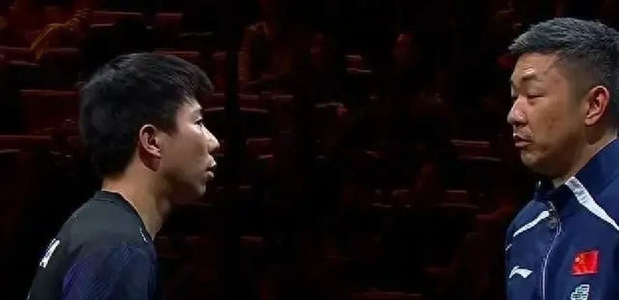 19岁的温瑞博在亚运会决赛上一个人丢了两分，国乒32年来第一次丢掉男团金牌。他把社交账号所有作品删了，只留“静心”两个字。12天后，他3比0零封了同一个对手杜达。
9月24日到10月6日，12天。
10月6日晚上，北京首钢园，WTT中国大满贯男单1/16决赛。温瑞博对阵德国选手杜达，三局比分11比6