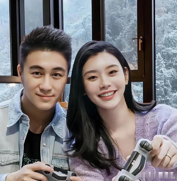 1.奚贵妃和何猷君这次特意在澳门办答谢宴，圈内不少朋友都到场捧场。据说这场饭局没有收礼金，也没有安排商业植入，就是单纯邀请大家聚餐庆祝，反而显得比较真诚。 
 
2.沈腾之前曾表示自己不太看重奖项，但从近期一些动作来看，他对作品成绩还是有期待的。为了作品发展，也会和相关圈层保持沟通交流。 ​