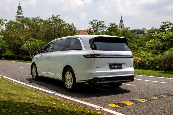 选一台不妥协的家用MPV🚗享界V8真的踩中全