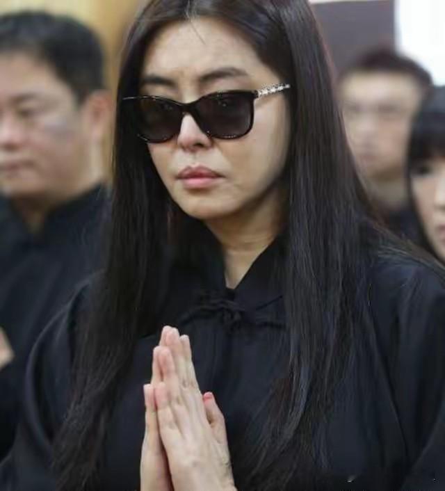 王祖贤重归公众视线，岁月不饶人，昔日盛世美颜不再，她面对镜头侃侃而谈，很温柔很平和，丝毫不在意群众对她容貌及复出的品头论足，王祖贤心理还是很强大的！

王祖贤星途璀璨，是当时的天皇巨星，只是大美人情路坎坷，这么多年过去，依旧是一个人……

孑然一身的王祖贤活得自在洒脱，她开艾灸馆，接受访谈，生活非常