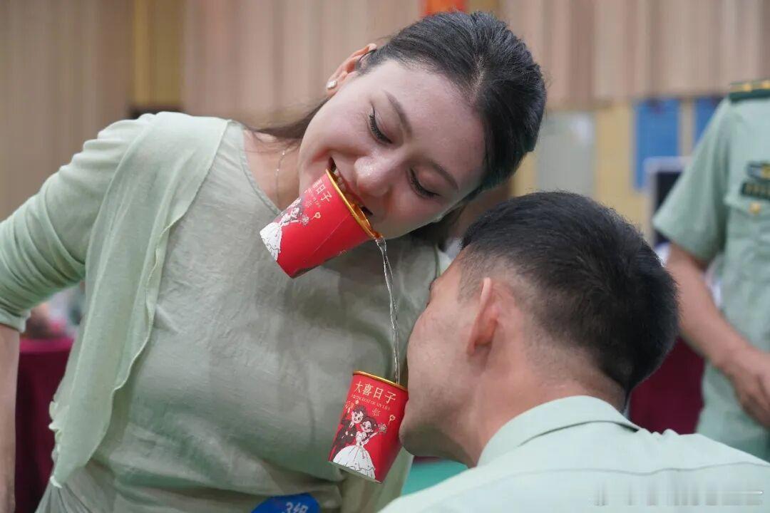 【会聚良缘、情定军营！这场军地联谊会甜度拉满】青春有约，缘聚军营。近日，新疆军区某部联合驻地总工会，举办“会聚良缘、情定军营”联谊会。军地优秀青年齐聚一堂，开启一场浪漫的青春之约。#军地联谊鹊桥会##浪漫# ​