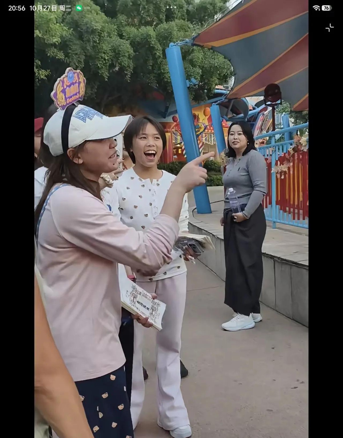 19岁，刚在长隆玩就被路人拍到弯腰驼背。这事儿搁在普通姑娘身上，顶多被老妈唠叨两句。可放在全红婵身上，戳中的是咱们普通人最敏感的那根神经——拿身体换成绩的账，到底划不划算。
扒开那些“冠军光环”的热闹表象，底下藏着的是一本实打实的血汗账本。
先说个硬数据。全红婵今年才19岁，从几岁开始练跳水，每天几