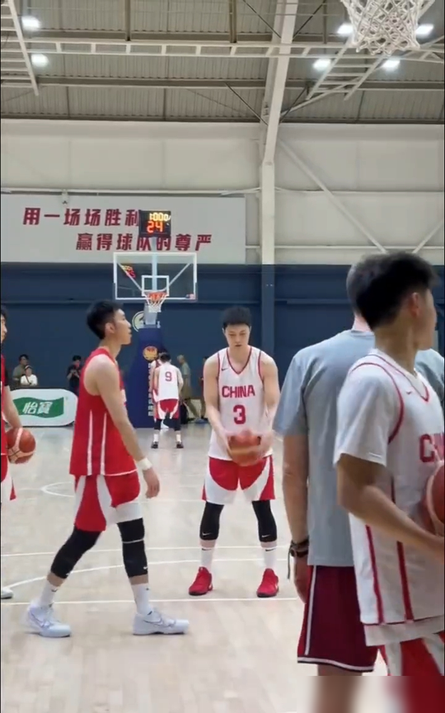 封闭训练四个月，出来照样输球。
男篮这帮人从5月初关进去，练到8月下旬还没放出来。每天就那几套战术，跑位，折返跑，对抗都没有。
没有观众，没有输赢，练得再苦也是假把式。
之前曾凡博、崔永熙、杨瀚森，一个个练着练着就走了，伤的伤，回俱乐部的回俱乐部。
联赛里真刀真枪干出来的状态，比关起来磨四个