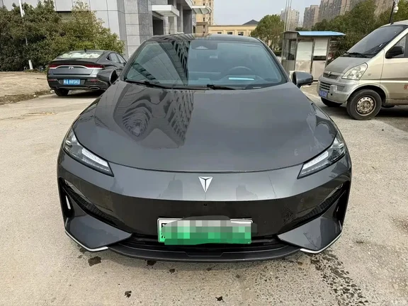 首批L3牌照只发两张，不是“谁没本事”，是监管先划界：
工信部首批L3级有条件自动驾驶产品准入只给两款——长安深蓝SL03（重庆，拥堵快速路，≤50km/h）、极狐阿尔法S6（北京指定高速，≤80km/h），单车道、限定路段、B端运营，不直接卖个人。
重点别看混：
地方“L3测试牌照”≠ 国家产品准入
市区NOA、高速NOA再顺手，法律上大多还是 L2辅助驾驶
L3真分水岭是：系统开车时，责任从人转向车/系统
为什么这么严？L3要制动、转向、电源、通信全冗余，一出故障得无缝接管，不是OTA一句“已升级”就能达标。
再加上“小蓝灯”新规：蓝绿灯只有L3及以上能亮，L2及以下禁装禁亮——以后车尾亮不亮，就是“我到底算不算真自动驾驶”的肉眼防伪标。
一句话：L3不是忽然来了，是成熟一个、放行一个。长安、北汽先上车，比亚迪/华为/小米/小鹏在排队，2027—2028才会密集扩围。
买车别被“准L3、即将L3”话术带跑：今天能落地的L3，只在重庆和北京那几段路里活着。
#长安汽车 #