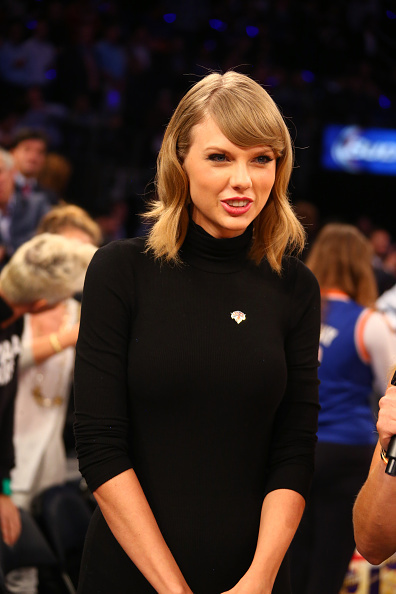 霉霉街拍
October 29，2014
At the Chicago Bulls vs New York Knicks game in New York City, New York Pt.2
一些合照
#TaylorSwift# ​