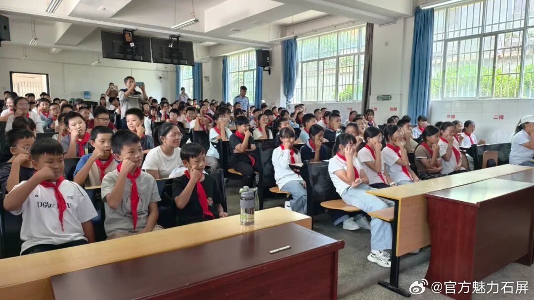 【石屏坝心镇：“开学安全第一课”，多部门联动守护学子成长路】
新学期伊始，为进一步增强青少年法治观念，筑牢校园安全防线。近日，石屏县人民检察院、坝心镇派出所、坝心镇中心卫生院联合走进坝心镇中心小学，为全校师生带来了一场内容丰富、干货满满的法制教育与校园安全专题讲座，为全体师生送上 ​